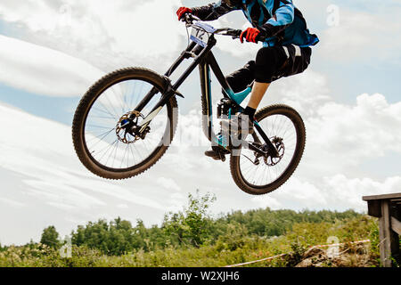 Discesa con la mountain bike rider jumping drop sfondo nel cielo Foto Stock