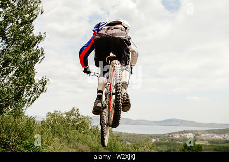 Torna dh rider jumping in discesa con la mountain bike Foto Stock