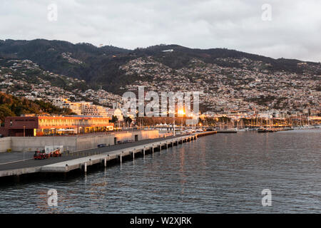 Il Portogallo, l'isola di Madeira, cityscape di Funchal dal Terminal delle Navi da Crociera Foto Stock