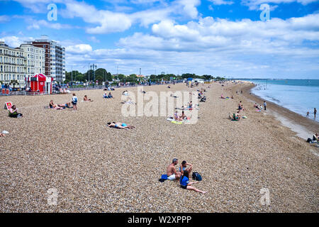 Una vista lungo la spiaggia di Southsea guardando ad est dal molo che mostra i ciottoli Foto Stock