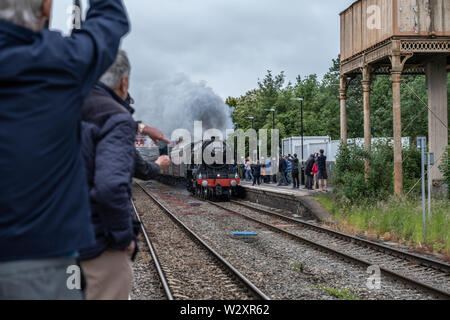 L'iconico treno a vapore chiamato Flying Scotsman come sono venuto attraverso la Kemble Stazione ferroviaria .di essere guardato da centinaia di persone da Allover . Foto Stock