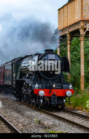 L'iconico treno a vapore chiamato Flying Scotsman come sono venuto attraverso la Kemble Stazione ferroviaria .di essere guardato da centinaia di persone da Allover . Foto Stock