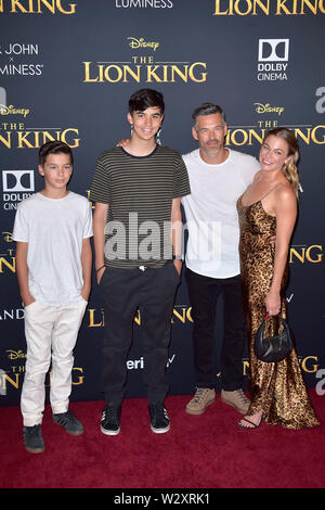 Eddie Cibrian e moglie LeAnn Rimes con figli Mason Edward Cibrian e Jake Austin Cibrian presso il world premiere del film "Il Re Leone" presso il Teatro Dolby. Los Angeles, 09.07.2019 | Utilizzo di tutto il mondo Foto Stock