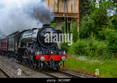 L'iconico treno a vapore chiamato Flying Scotsman come sono venuto attraverso la Kemble Stazione ferroviaria .di essere guardato da centinaia di persone da Allover . Foto Stock