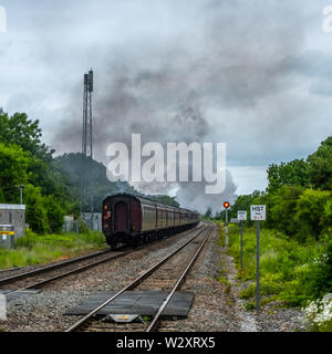 L'iconico treno a vapore chiamato Flying Scotsman come sono venuto attraverso la Kemble Stazione ferroviaria .di essere guardato da centinaia di persone da Allover . Foto Stock