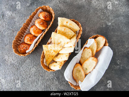 Varietà di bocconcini di pane in un cestino. Vista dall'alto. Foto Stock