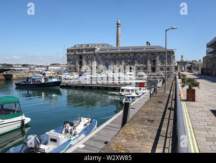 Yacht ormeggiato a La Conca alla Royal William Yard in Stonehouse Plymouth. Il Barbican traghetto pronto alla partenza. Ex MOD vitualling yard in fase di sviluppo Foto Stock