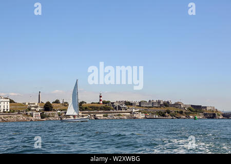 Yachts vele passato Plymouth Hoe, Tinside Lido e servizi nuoto plus la cupola, cafè, Smeaton dalla torre e la terrazza sono inclusi nella vista Foto Stock