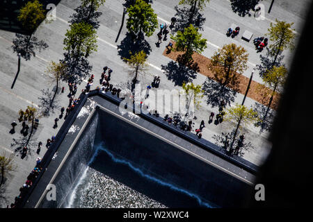 La piscine riflettenti in 9/11 Memorial Park a Ground Zero come si vede dalla 73rd piano della Torre WTC in costruzione. Foto Stock