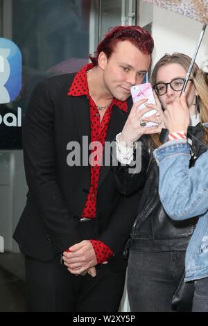 Cinque secondi di estate visto saluto fan come lasciano Global studios dopo facendo interviste radio dotata di: Ashton Irwin dove: Londra, Regno Unito quando: 10 giu 2019 Credit: Michael Wright/WENN.com Foto Stock