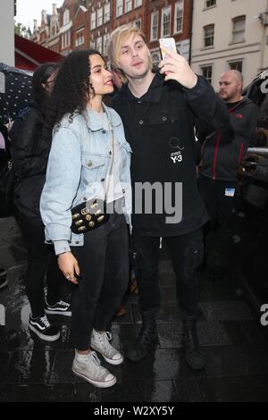 Cinque secondi di estate visto saluto fan come lasciano Global studios dopo facendo interviste radio dotata di: Michael Clifford dove: Londra, Regno Unito quando: 10 giu 2019 Credit: Michael Wright/WENN.com Foto Stock