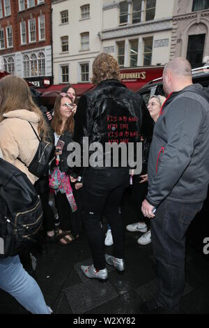 Cinque secondi di estate visto saluto fan come lasciano Global studios dopo facendo interviste radio dotata di: Luca Hemmings dove: Londra, Regno Unito quando: 10 giu 2019 Credit: Michael Wright/WENN.com Foto Stock