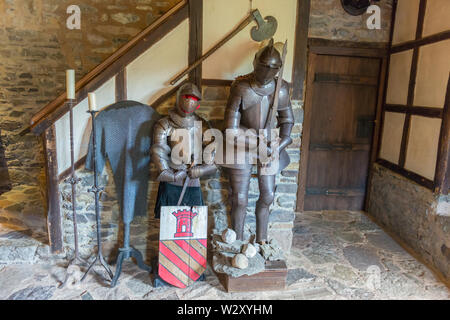Knight's Armor sul display nel castello di Reinhardstein in Robertville, Belgio Foto Stock