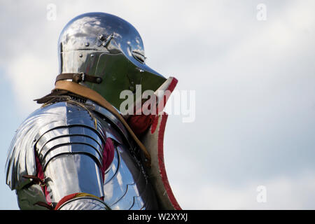 Un valoroso cavaliere medievale wering un casco Foto Stock
