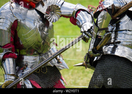 Due cavalieri medievali in armatura battaglia con armi Foto Stock