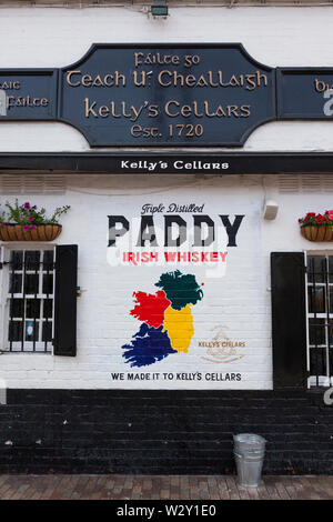 In Irlanda del Nord, Belfast, esterna di Kellys Cantine bar pubblico in piazza bancaria. Foto Stock