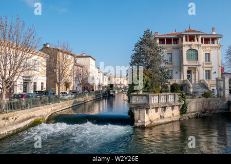 Lisle-Sur-La-Sorgue, Francia - 26 Giugno 2019: estiva soleggiata mattina sulle strade e canali della città Foto Stock