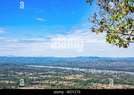 Cityscape chiangkhan lungo il fiume Mekong e mountain view point di Phu Thok , Loei in Thailandia. Foto Stock