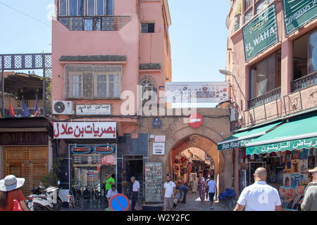 Negozi intorno a piazza Jemaa el Fna a Marrakech , Marocco Foto Stock