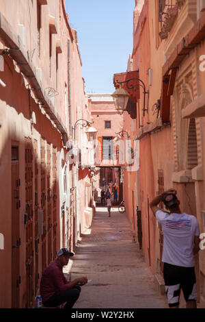 Le strette viuzze nel quartiere ebraico di Marrakech, Marocco Foto Stock