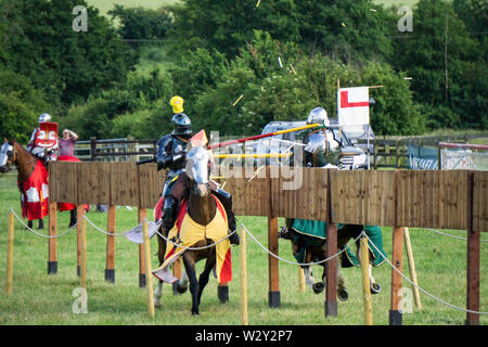 Brackley, Regno Unito - 7 Giugno 2019: persone vestite come cavalieri medievali a cavallo prendere parte in una giostra la concorrenza Foto Stock