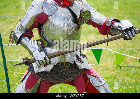 Un cavaliere medievale in amrour tenendo un arma Foto Stock