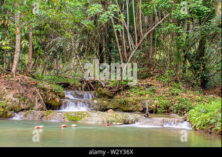 L'acqua che scorre sulle rocce e alberi giù una cascata a cascata Kapao Parco Nazionale ,Chumphon in Thailandia. Foto Stock