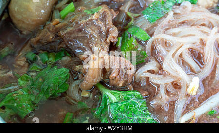 Piccante zuppa di noodle con carne di manzo , le polpette di carne e verdure. Foto Stock