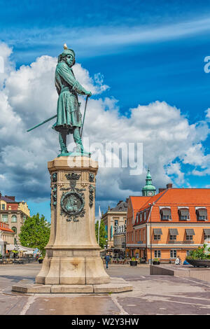 KARLSKRONA, Svezia - Luglio 03, 2019: la statua della città fondatore Karl XI è stato il primo ufficiale di statua in Karlskrona ed è stata dedicata dal re Osca Foto Stock