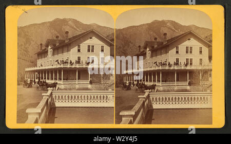 Manitou House, Manitou, Colorado che mostra il vertice di Pike Peak, dieci miglia lontano da Gurnsey, B H (Byron H), 1833-1880 Foto Stock