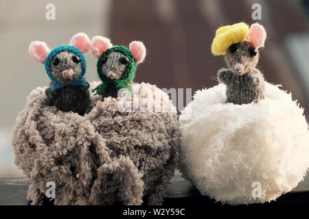 Incredibile close up riprese di prodotti fatti a mano,mouse a maglia nella sfera del filato, sfondo sfocato, artigianato ratti per bel regalo o giocattoli per i bambini Foto Stock