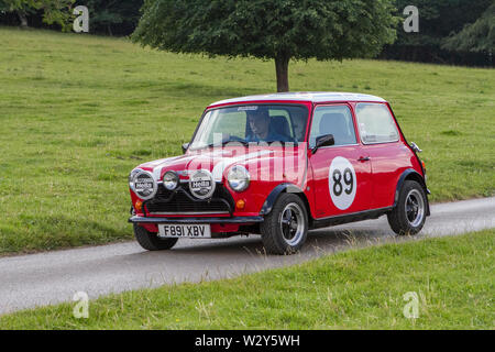 F891 XBV red Mini Mayfair classic vintage restaurati i veicoli che appaiono alla Leighton Hall car festival a Carnforth, Lancaster, Regno Unito Foto Stock