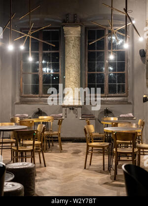 Interno dell'elegante coffee shop on Szeroka Street in Kazimierz, lo storico quartiere ebraico di Cracovia in Polonia Foto Stock