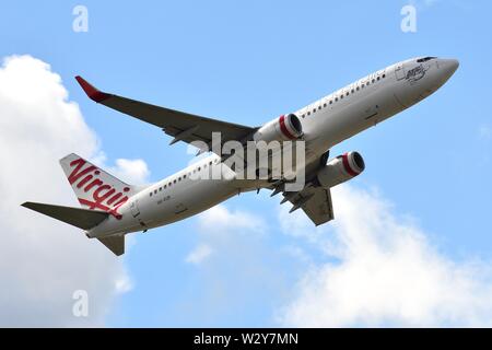 Boeing 737-800 VH-VUR di Virgin Australia, sulla salita dopo il decollo dall'Aeroporto di Perth, Western Australia Foto Stock