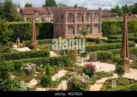 British Heritage giardiniere Molly Herrick tende alla ri-lanciato Elizabethan giardini presso il Castello di Kenilworth nel Warwickshire su una luminosa mattina d'estate. PA MEDIA Photo. Picture Data: giovedì 11 luglio, 2019. Vedere PA storia meteo pioggia. Foto di credito dovrebbe leggere: Giacobbe re/PA FILO Foto Stock