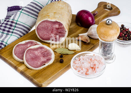 Prosciutto affumicato su tavola di legno e di spezie, cucina igienico Foto Stock