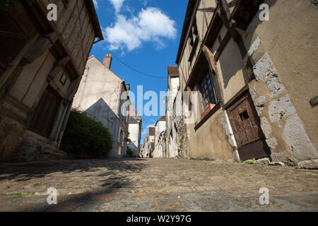 Chateaudun, Francia. Vista pittoresca medievale della città alta di Chateaudun, in corrispondenza della estremità inferiore della Rue Saint Luben. Foto Stock