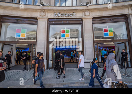 Londra, Regno Unito. 11 Luglio, 2019. Il nuovo Microsoft flagship store apre a Oxford Circus, Londra. Credito: Guy Bell/Alamy Live News Foto Stock