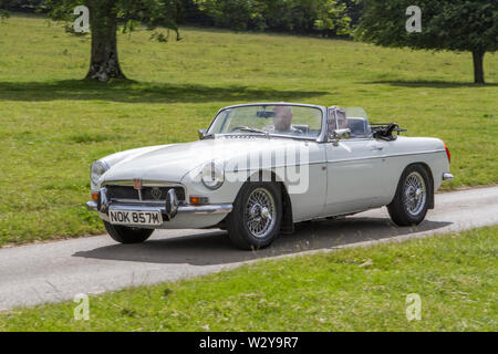 1973 mg B Roadster; classic vintage restaurati i veicoli che appaiono alla Leighton Hall car festival a Carnforth, Lancaster, Regno Unito Foto Stock