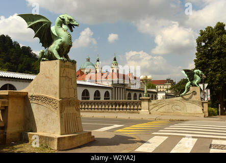 Il Ponte del drago, adornata con famose statue di drago e la Cattedrale di San Nicola a sfondo in Lubiana, Slovenia Foto Stock