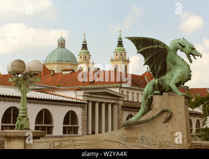 Il Drago statue del Ponte del Drago e la Cattedrale di San Nicola a sfondo nel centro di Ljubljana, Slovenia Foto Stock