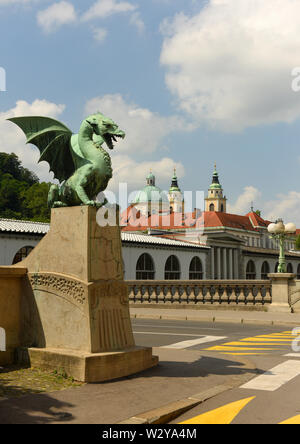 Il Ponte del drago, adornata con famose statue di drago e la Cattedrale di San Nicola a sfondo in Lubiana, Slovenia Foto Stock