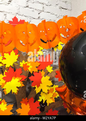 Top giallo viev fantasmi zucche con colorate Foglie di autunno , argento e nero giocattoli, concetto di halloween Foto Stock