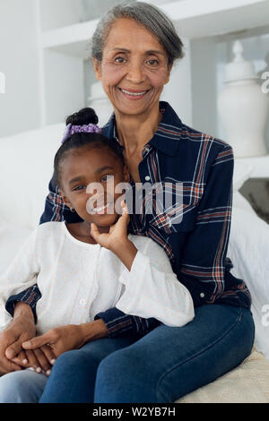 Nonna e nipote di sorridere Foto Stock