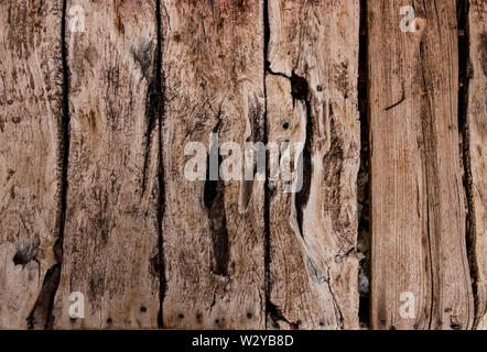 Bellissimo sfondo a trama dal vecchio vintage di tavole di legno con texture complesse e fori naturali. Piastra del vecchio weathered tavole di legno con profonda te Foto Stock