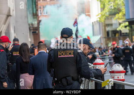 Londra 11 luglio 2019 Stephen Yaxley-Lennon noto anche come Tommy Robinson, restituito alla centrale di Corte penale, l'Old Bailey, per la condanna in seguito alla sua condanna per disprezzo della corte. Un rumoroso e al tempo folla violenti hanno protestato al di fuori della Corte. City of London Police ha avuto una forte presenza in Riot gear che in diverse occasioni sono state distribuite per tenere i sostenitori di ritorno dalla corte. Credit Ian Davidson/Alamy Live News Foto Stock