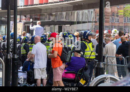 Londra 11 luglio 2019 Stephen Yaxley-Lennon noto anche come Tommy Robinson, restituito alla centrale di Corte penale, l'Old Bailey, per la condanna in seguito alla sua condanna per disprezzo della corte. Un rumoroso e al tempo folla violenti hanno protestato al di fuori della Corte. City of London Police ha avuto una forte presenza in Riot gear che in diverse occasioni sono state distribuite per tenere i sostenitori di ritorno dalla corte. Credit Ian Davidson/Alamy Live News Foto Stock