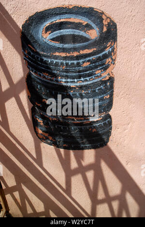 Pile di pneumatici verniciati spot su parete a Mfuwe, South Luangwa National Park, Zambia, Africa. Foto Stock