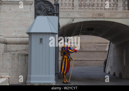 L'Italia, Città del Vaticano - 18 Aprile 2017: la vista di una guardia di sentinella al di fuori della Basilica di San Pietro il 18 aprile 2017, lo Stato della Città del Vaticano, Italia. Foto Stock
