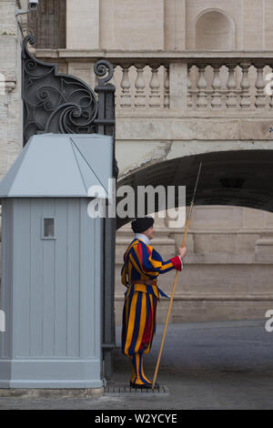 L'Italia, Città del Vaticano - 18 Aprile 2017: la vista di una guardia di sentinella al di fuori della Basilica di San Pietro il 18 aprile 2017, lo Stato della Città del Vaticano, Italia. Foto Stock